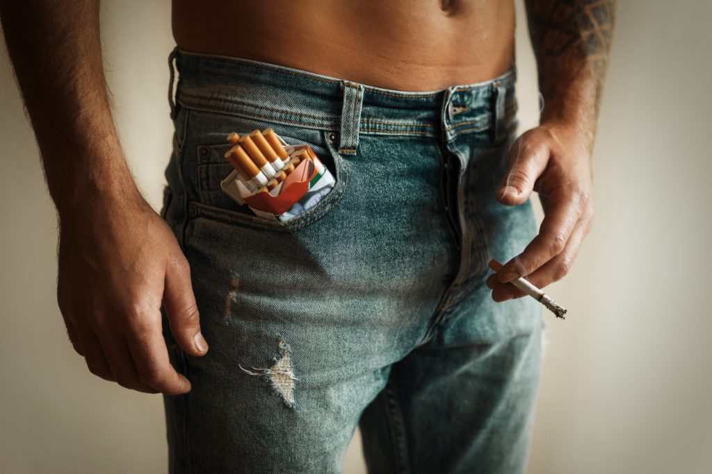 Usunde vaner som rygning kan øge risikoen for impotens, da de forringer din blodcirkulation.